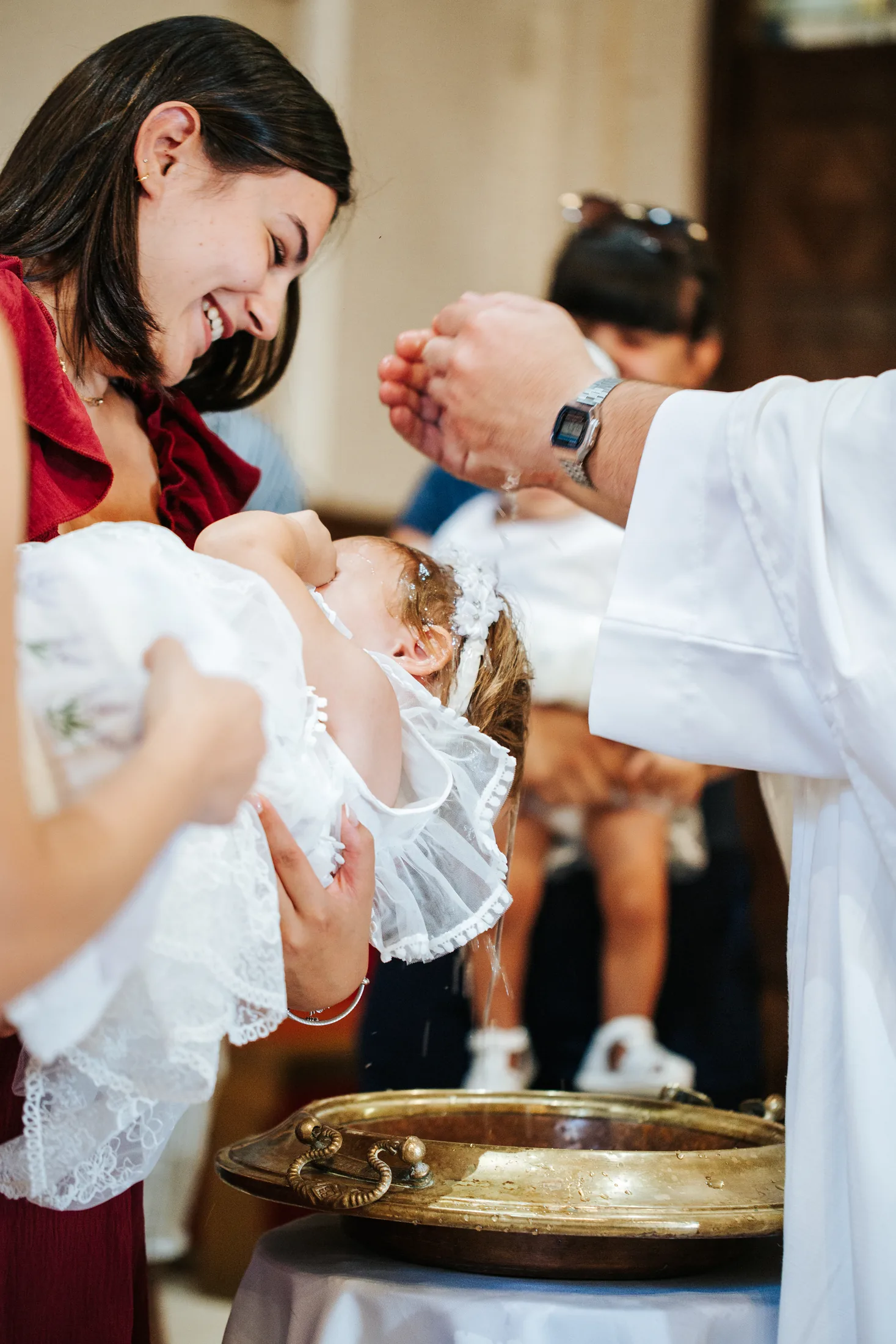 Un enfant pendant son baptême à l'église