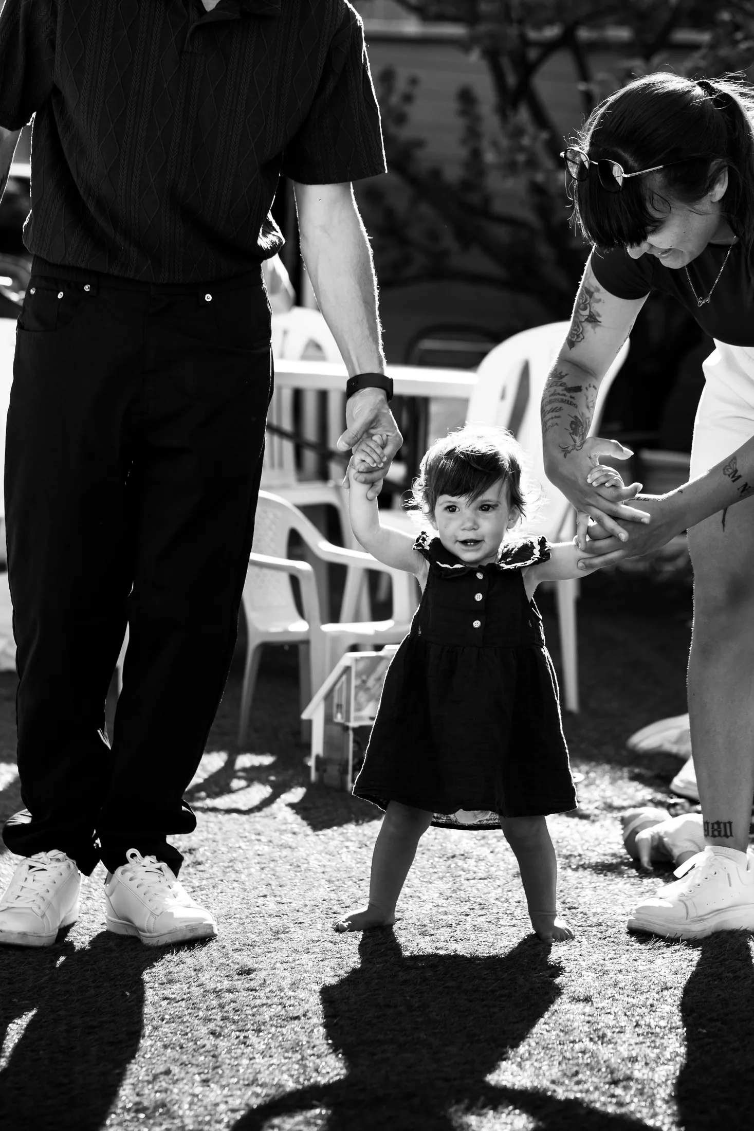 Un enfant entouré de ses parents